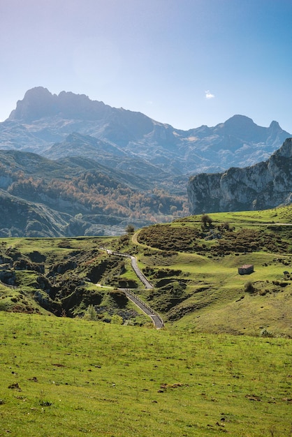 Landschap met pad tussen bergen