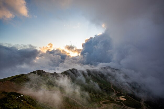 Landschap met pieken vallende wolken