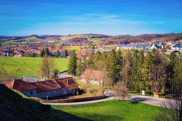 Landschap met platteland in de oude stad van Ptuj in Slovenië. Plattelandshuisjearchitectuur in dorp in Slovenija. Reis