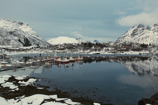 Landschap met prachtig wintermeer en besneeuwde bergen op de Lofoten-eilanden in Noord-Noorwegen