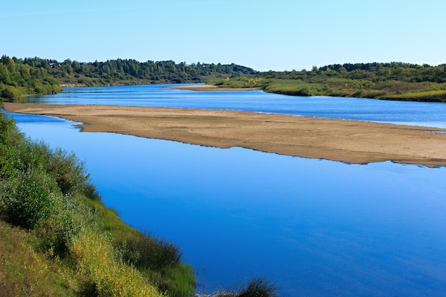 Landschap met rivier en lucht in de zomer.