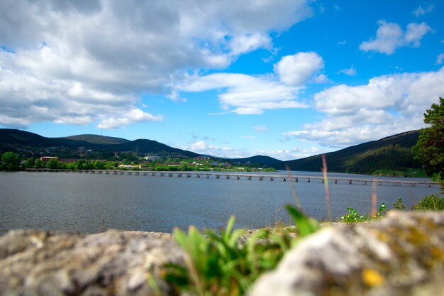 Landschap met rivier en platteland in Bashkortostan, Rusland