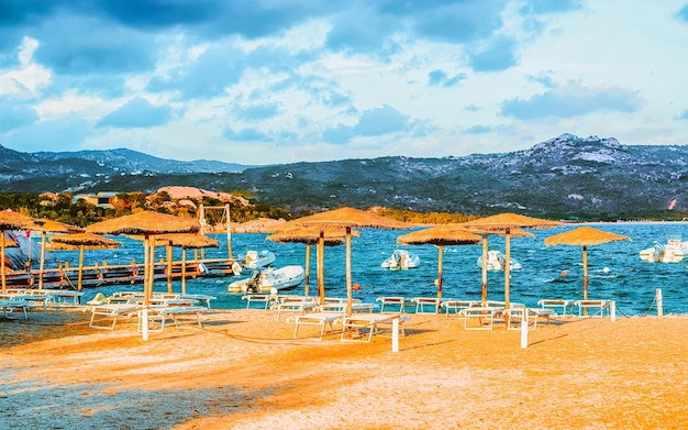 Landschap met romantische ochtend op Capriccioli Beach in Costa Smeralda van de Middellandse Zee op het eiland Sardinië in Italië. Hemel met wolken. Provincie Porto Cervo en Olbia. Gemengde media.