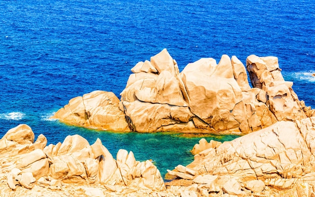 Landschap met rotsachtige kust van Capo Testa in Santa Teresa Gallura aan de Middellandse Zee op het eiland Sardinië in de zomer van Italië. Landschap van de provincie Cagliari. Gemengde media.