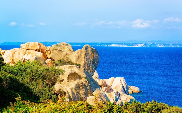 Landschap met rotsachtige kust van Capo Testa in Santa Teresa Gallura aan de Middellandse Zee op het eiland Sardinië in de zomer van Italië. Landschap van de provincie Cagliari. Gemengde media.