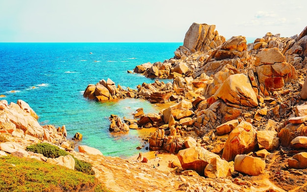 Landschap met rotsachtige kust van Capo Testa in Santa Teresa Gallura aan de Middellandse Zee op het eiland Sardinië in de zomer van Italië. Landschap van de provincie Cagliari. Gemengde media.