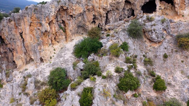 Landschap met schilderachtige rotsen bij luchtfoto van de berghelling naar het dorp in de bergvallei