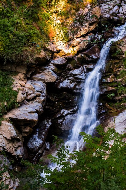 Landschap met stromend vers koel blauw water van waterval in bergen