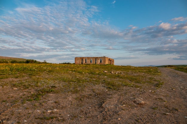 Landschap met uitzicht op de ruïnes van een oud militair fort met sporen