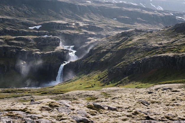 Landschap met uitzicht op de waterval IJsland