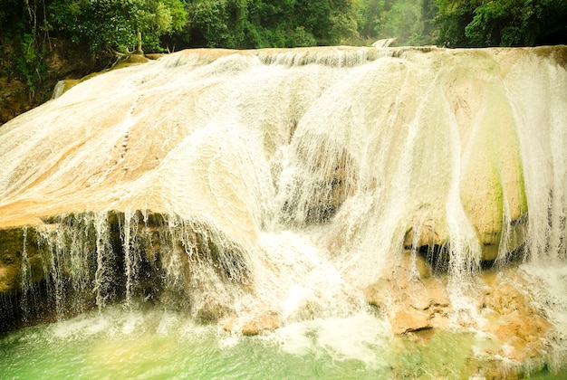 Landschap met verbazingwekkende waterval Agua Azul, Chiapas, Palenque, Mexico. Hoge kwaliteit foto