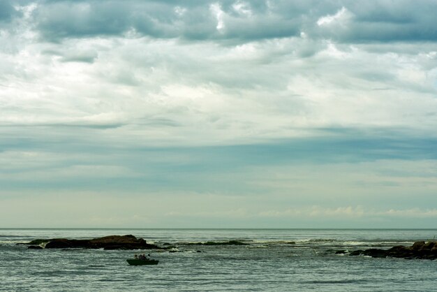 Landschap met vissersboten in de zee. brazilië