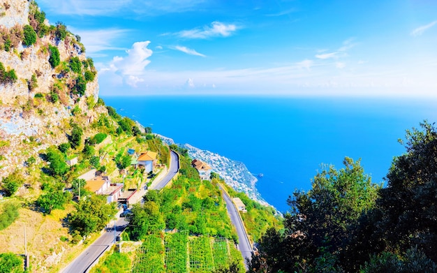 Landschap met weg bij Agerola-dorp op Weg van Goden in Italië. Vakantierit aan de Italiaanse kust. Panorama van de kust van Amalfi rijden in Europa. Uitzicht op mooie Amalfitana. Vakantie op zomerdag