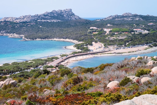 Landschap met weg en strand in de buurt van de kust van Capo Testa in Santa Teresa Gallura aan de Middellandse Zee op het eiland Sardinië, Italië. Europese badplaats op Sardinië