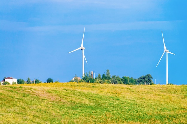 Landschap met windmolens op het veld in Polen.