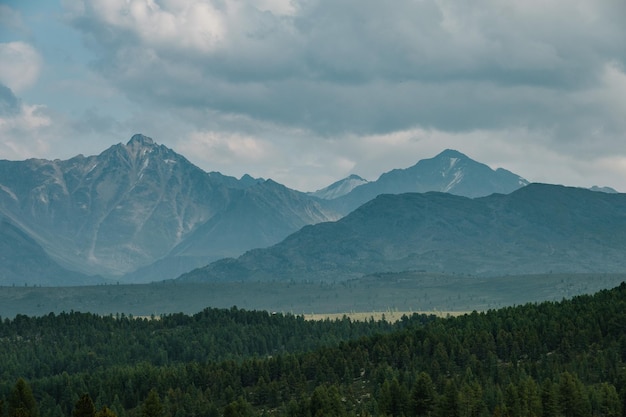 Landschap nabij het districtscentrum van ulagan in de republiek altai