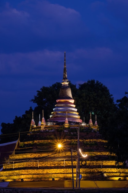 Landschap nachtelijke hemel en silhouet van de oude pagode heet Wat Ratchaburana