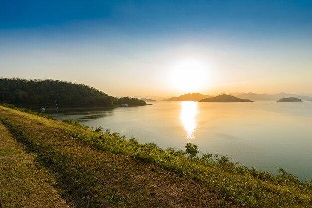 Landschap Natrue en een water bij de Kaeng Krachan-dam.