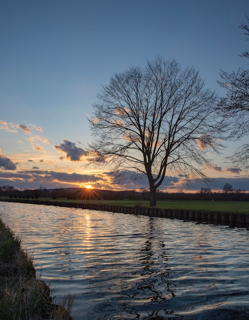 landschap natuur heldere zonsondergang op de rivier