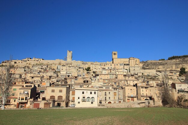 Landschap op de voorgrond van de stad Guimerà.