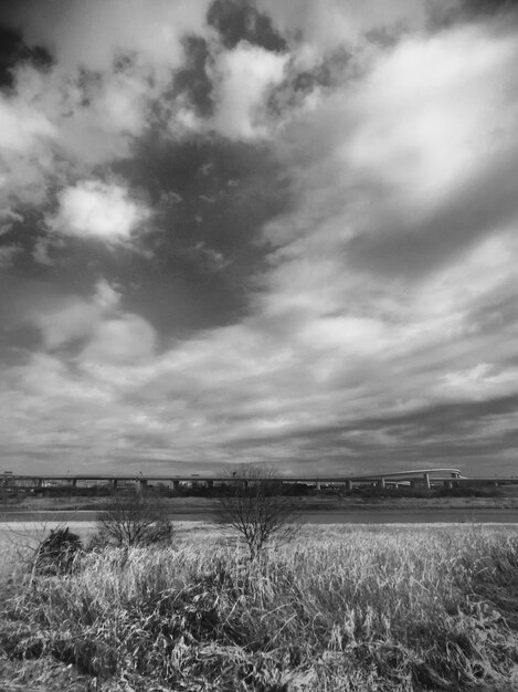 Foto landschap op het platteland onder bewolkte lucht