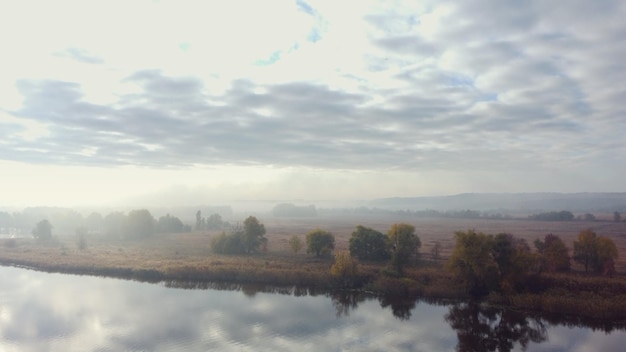 Landschap rivier in de buurt van de heuvels. herfst, ochtend, mist. Luchtfoto.