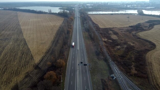 Landschap snelweg rijden auto's landbouwvelden na oogst meren op herfstdag vliegen over aut