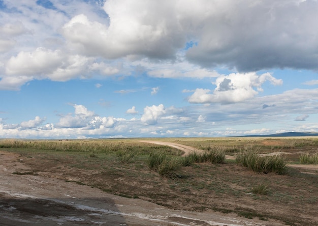 Landschap steppe Tyva De weg bij het meer DusKhol Zonnige dag Mooie wolken