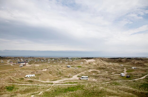 Landschap tegen een bewolkte hemel