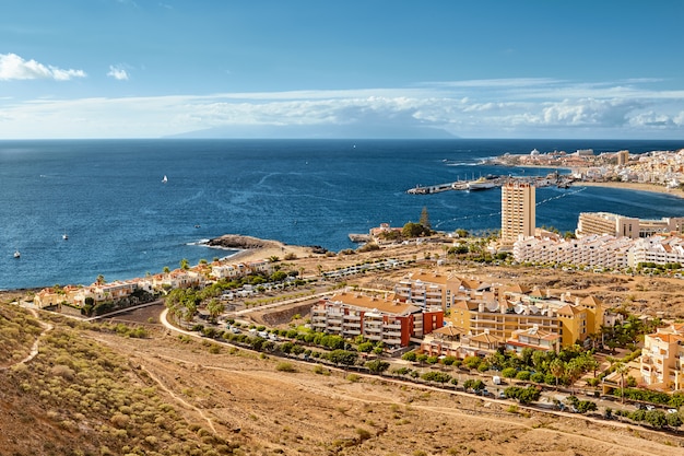 Landschap tenerife eiland. badplaats. oceaan op een zomerdag.