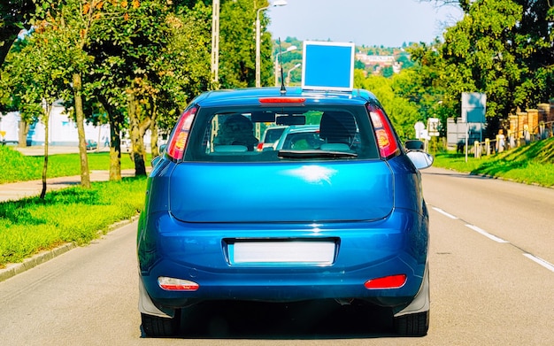 Landschap van auto in de weg in de zomer Polen. Vakantiereis op snelweg met de natuur. Landschap met rit op vakantiereis voor recreatie. Bewegingsrit in Europa. Vervoer