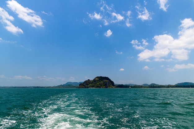 Landschap van Bear Na Hill met zee en blauwe lucht bij Hat Chao Mai National Park Trang