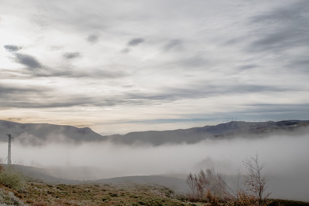 Landschap van bergen bij zonsopgang boven de wolken, zee van wolken