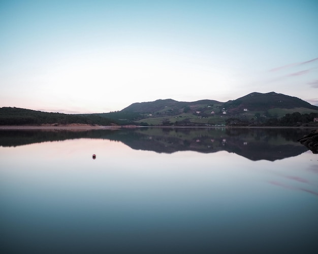 Foto landschap van bergen weerspiegeld in het water