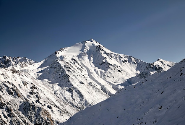 Landschap van besneeuwde bergen