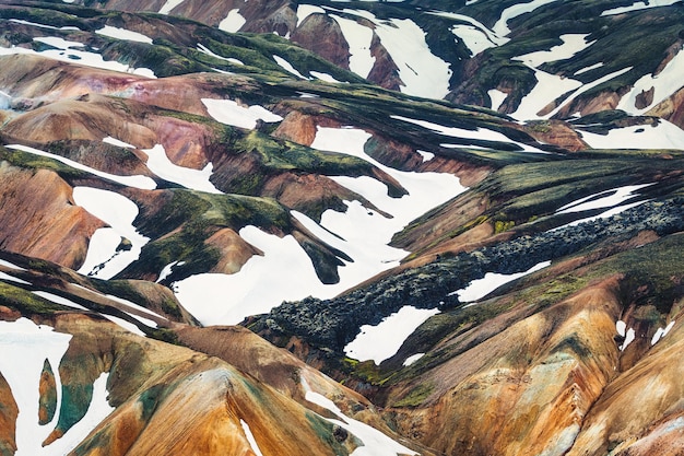 Landschap van Blahnjukur-pad met vulkanische berg en sneeuw bedekt met natuurreservaat Fjallabak op IJslandse hooglanden in Landmannalaugar IJsland