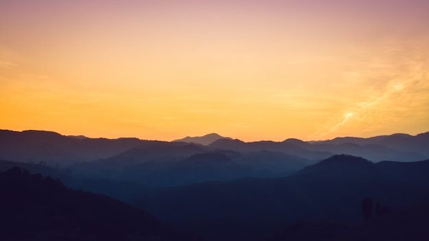 Landschap van bosbergen op zonsondergang