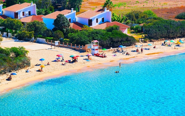 Landschap van Chia Beach en blauwe wateren van de Middellandse Zee in de provincie Cagliari in Zuid-Sardinië in Italië. Landschap en natuur. Gemengde media.