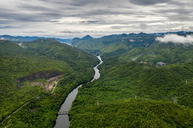 Landschap van Dam in tropisch regenwoud in nationaal park in Kanchanaburi