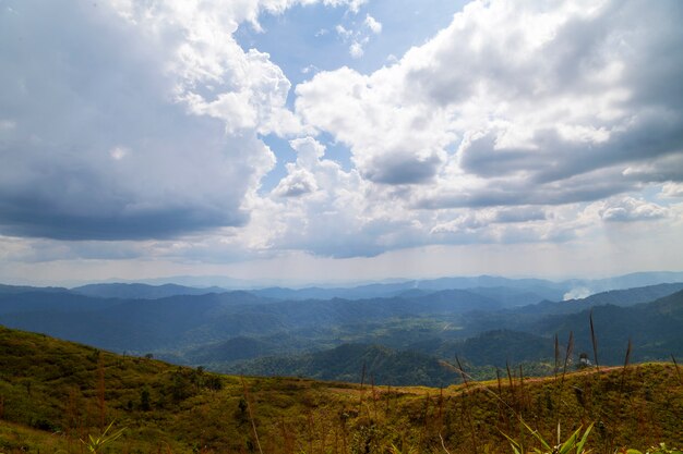 Landschap van de bergen in tropisch regenwoud Overvloedige aard in Azië Thailand