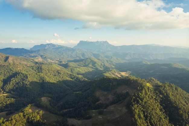Landschap van de bergtop van Doi Luang Chiang Dao met zonlicht dat schijnt in tropisch regenwoud op het platteland van nationaal park
