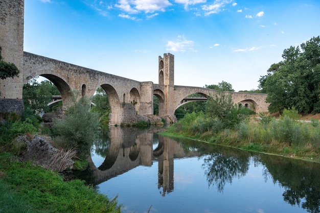 Landschap van de Besalu-brug Spanje