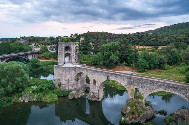 Landschap van de besalu-brug spanje