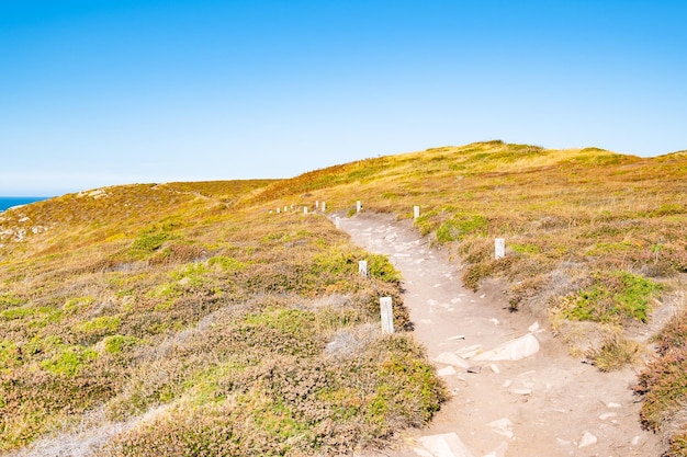 Landschap van de Bretonse kust in de regio Kaap Frehel met zijn stranden, rotsen en kliffen in de zomer