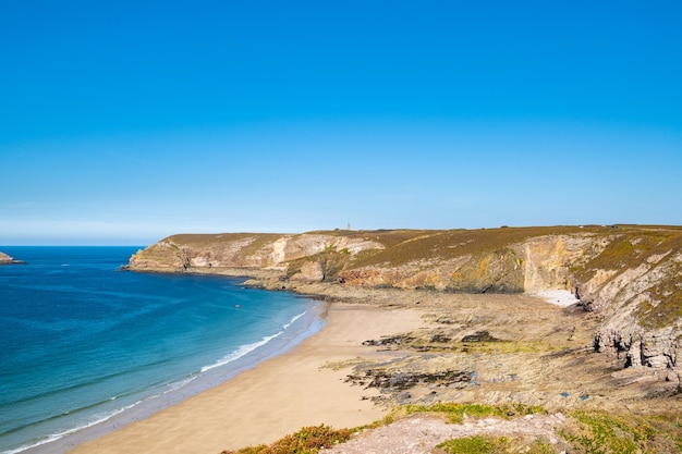 Landschap van de Bretonse kust in de regio Kaap Frehel met zijn stranden, rotsen en kliffen in de zomer