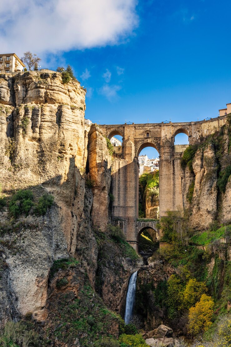 Landschap van de brug in de stad ronda, Spanje.