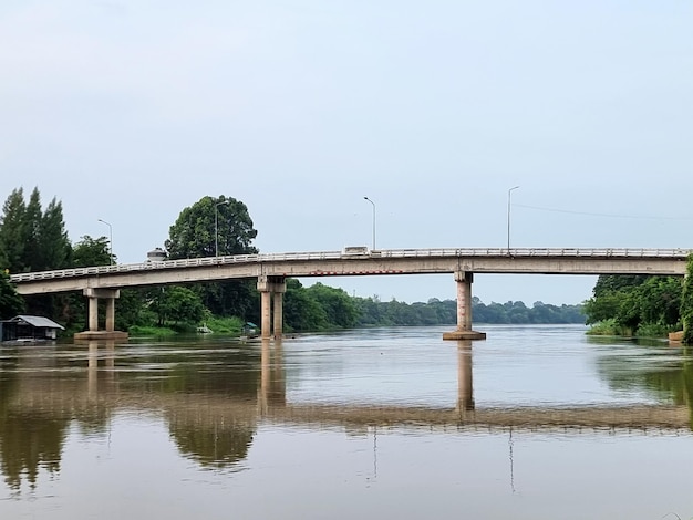 Landschap van de brug steekt de rivier over op blauwe hemelachtergrond