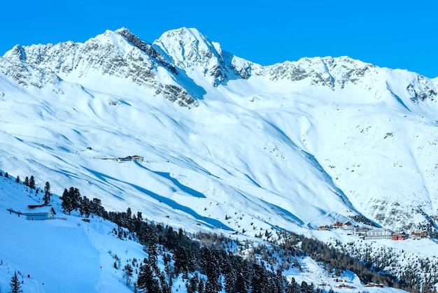 Landschap van de cabineskilift bij de besneeuwde hellingen (Tirol, Oostenrijk).