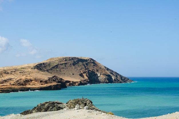 Landschap van de Colombiaanse Caribische kust in Guajira met zee en woestijn