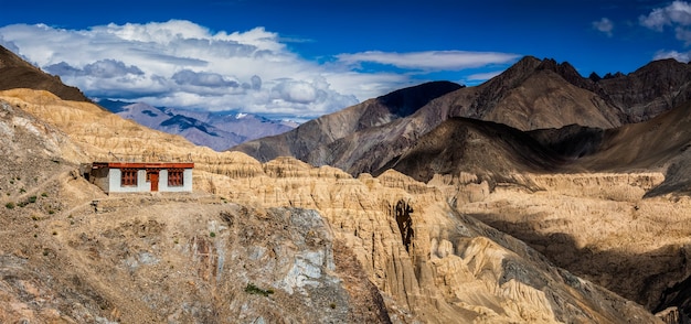 Landschap van de himalaya-bergen in ladakh